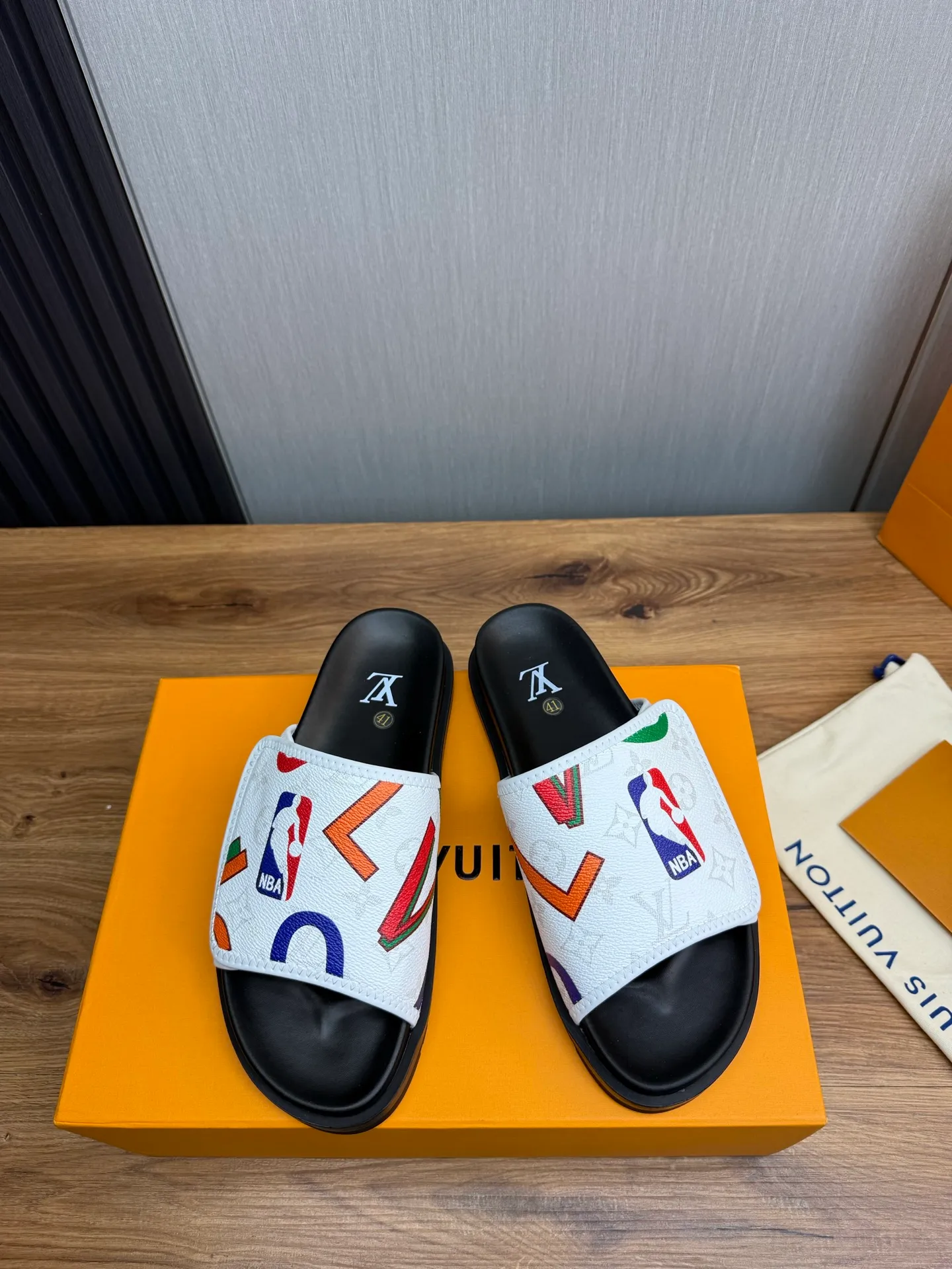 Men's shoes 💰320💰 Lv. hot selling men's slippers 🔥 🩴Official website one to one production 38-45 sizes 45 46 🉑️Customized!